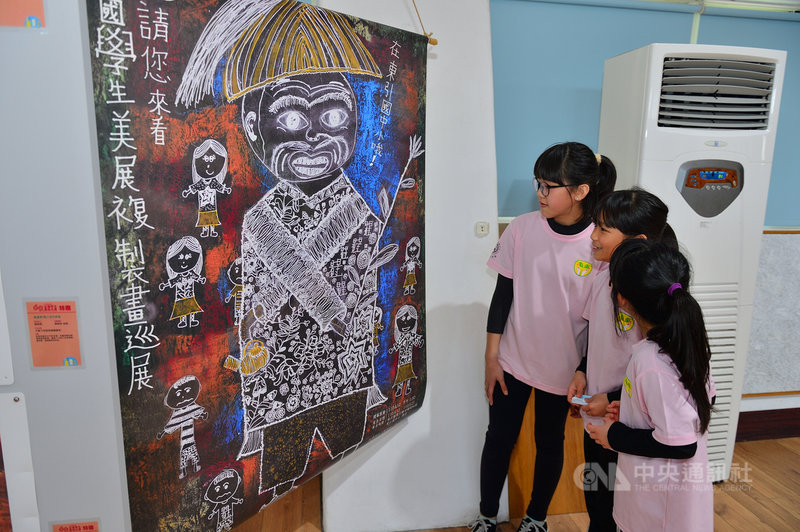 全國學生美術比賽特優作品複製畫巡迴展首度在馬祖展出,希望讓離島的師生與民眾也能欣賞作品,推廣與宣導美學教育,促進藝術交流。(鄭子駿提供)中央社記者邱筠馬祖傳真 110年4月12日