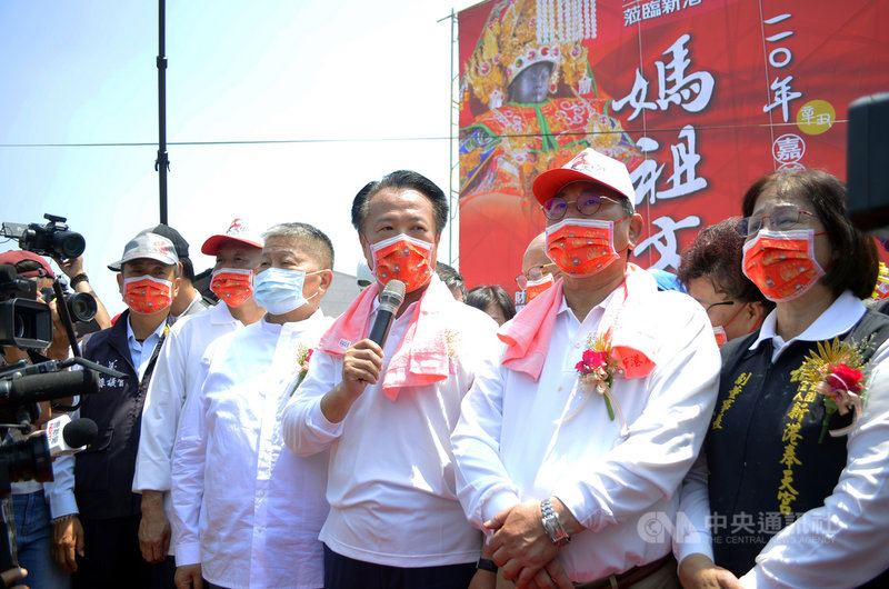 大甲鎮瀾宮媽祖遶境進香,鑾轎12日中午抵達新港崙子橋,嘉義縣長翁章梁(右3)前往迎接時表示,13日祝壽大典,大家一起向媽祖祈求台灣早日下雨,解除旱象。右2為立委陳明文、右4為大甲鎮瀾宮董事長顏清標。中央社記者蔡智明攝 110年4月12日