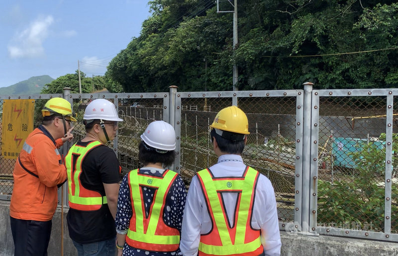 台鐵太魯閣號事故造成重大傷亡,立法院交通委員會12 日到宜蘭縣蘇澳鎮、新北市貢寮區及平溪區考察台鐵邊坡改善工程及相關措施。中央社記者沈佩瑤攝 110年4月12日