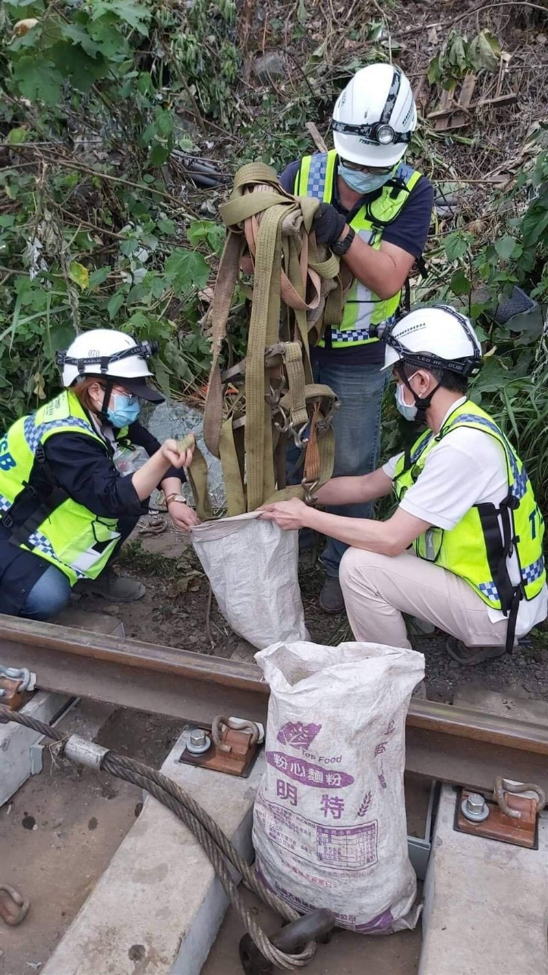 台鐵太魯閣號重大事故案,涉肇事主嫌李義祥試圖固定工程車的綁帶,檢方已送第三公正單位檢驗以還原現場狀況,釐清案情。(民眾提供)中央社記者李先鳳傳真 110年4月12日