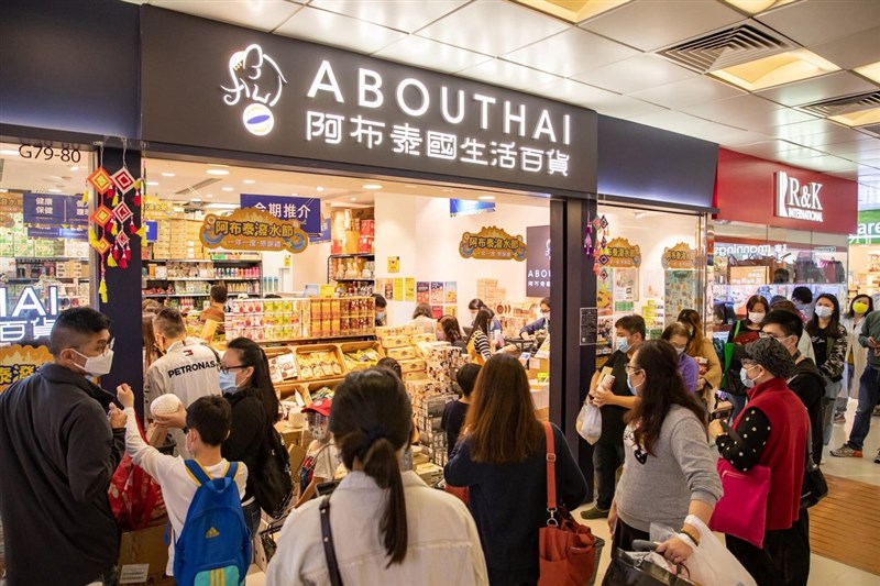 香港被視為支持「反送中」運動的連鎖店阿布泰國生活百貨日前遭海關搜查,結果大批支持「反送中」的「黃絲」連日來在店外排隊購物。(圖取自立場新聞)