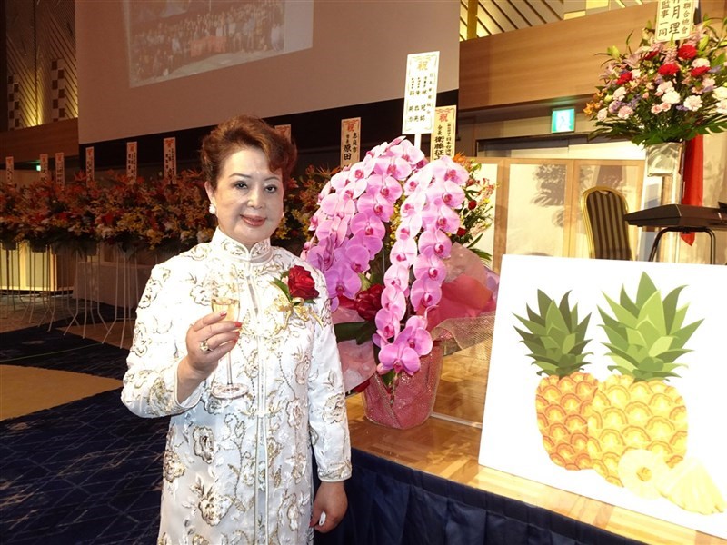 留日台灣同鄉會76週年懇親大會11日晚間在東京雅敘園舉行。會長蕭玉蘭(中)表示,受到武漢肺炎疫情影響,此大會一度延期。她說,僑胞力挺台灣,知道台灣鳳梨滯銷都紛紛購買。中央社記者楊明珠東京攝 110年4月12日