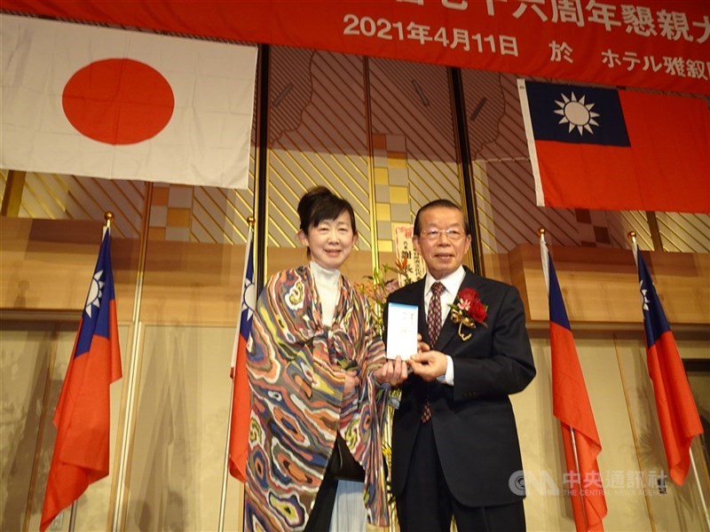 駐日代表謝長廷(右)11日晚間出席中華民國留日台灣同鄉會76週年懇親大會時對媒體表示,感謝同鄉會僑胞對於駐日代表處的活動總是出錢出力。中央社記者楊明珠東京攝 110年4月12日
