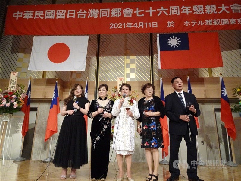 留日台灣同鄉會76週年懇親大會11日晚間在東京舉行,將近300人出席。僑領陳五福說,盼留日同鄉會發揮互助、互愛的精神,在日本發揮力量支持國家、政府。中央社記者楊明珠東京攝 110年4月12日