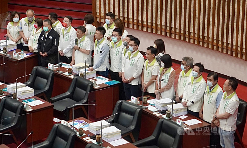 高雄市議會第3屆第5次定期大會12日進行市長施政報告及質詢,民進黨團聯合質詢,肯定市府團隊「緊緊緊」的努力施政成果。中央社記者董俊志攝 110年4月12日