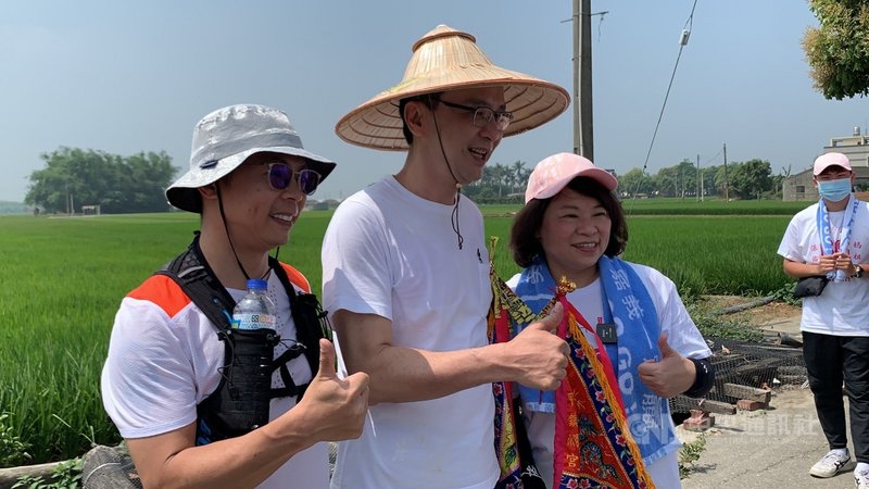 台中市大甲鎮瀾宮媽祖鑾轎11日深夜從雲林縣西螺福興宮起駕,前新北市長朱立倫(中)一路相隨,12日在元長鄉巧遇首次參加遶境活動的嘉義市長黃敏惠(右),兩人互相打氣。(朱立倫提供)中央社記者姜宜菁傳真 110年4月12日