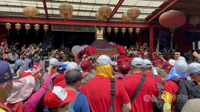 台中市大甲鎮瀾宮媽祖11日深夜從雲林縣西螺福興宮起駕,信眾隨著媽祖鑾轎一路向前行。中央社記者姜宜菁攝 110年4月12日