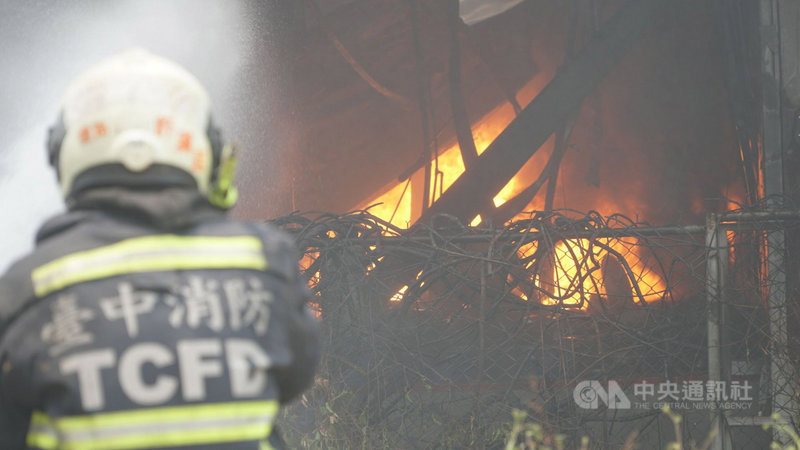 台中市豐原區豐原大道二段一家油漆工廠12日發生火災,火勢一發不可收拾,濃煙密布,台中市消防局出動人車前往搶救。(台中市消防局提供)中央社記者郝雪卿傳真 110年4月12日