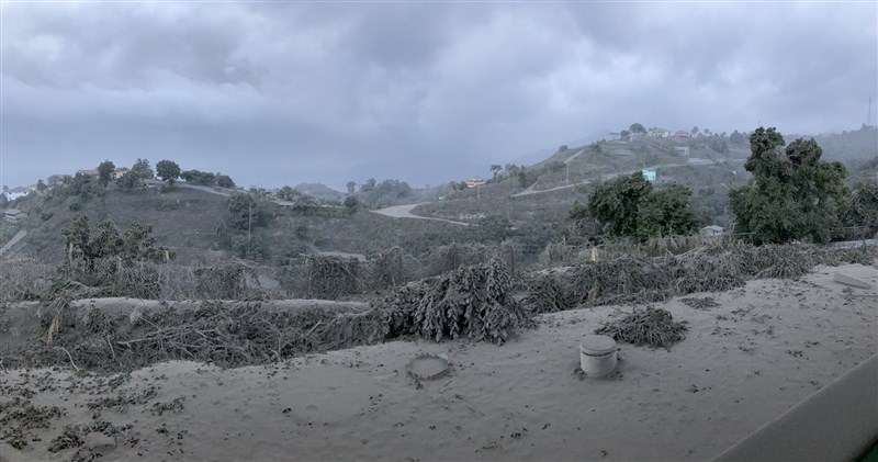 西印度群島大學地震研究中心地質學家羅伯森在推特發文表示:「美麗的聖文森地景籠罩在索夫瑞火山夜間爆發及噴出的火山灰中。」(圖取自twitter.com/VincieRichie)