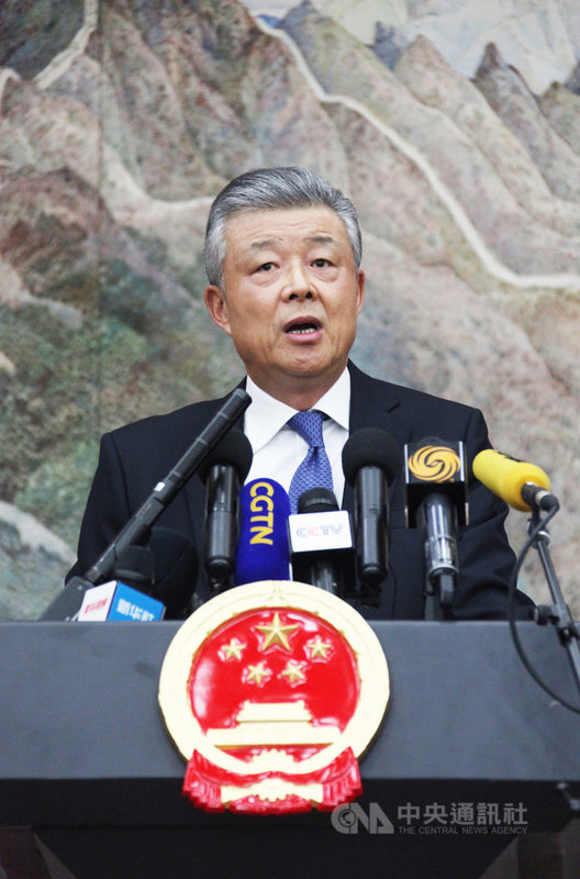 年屆65歲的中國前駐英大使劉曉明近日轉任中國的朝鮮半島事務特別代表。圖為劉曉明2019年在中國駐英國大使館出席記者會。(中新社提供)中央社 110年4月12日