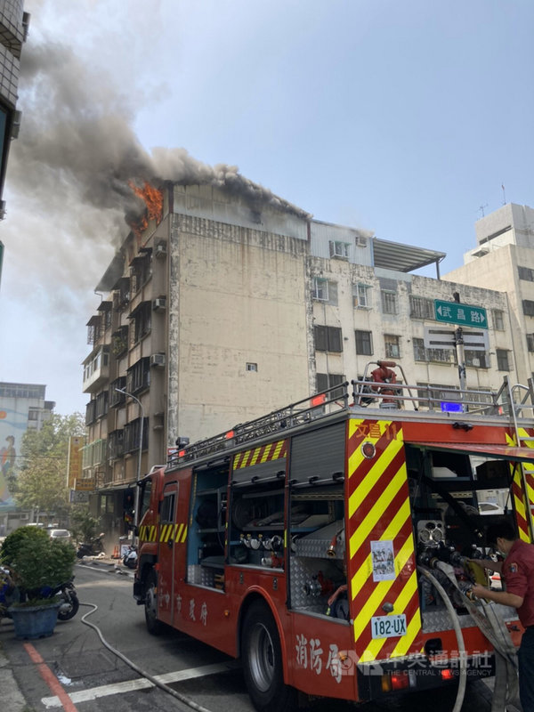 台中市北區陝西東五街一處公寓12日發生火災,消防人員到場時發現6樓頂樓加蓋鐵皮屋有火煙竄出,火勢控制後,在6樓發現1具焦屍。(台中市消防局提供)中央社記者郝雪卿傳真 110年4月12日