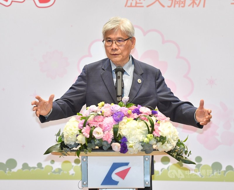 經濟部商業司今年擴大舉辦台灣餅甄選活動,中華民國糕餅商業同業公會全國聯合會理事長周子良12日致詞表示,2020年疫情來襲,觀光客人數銳減,糕餅業業績也因此掉了2、3成,樂見政府加大內需消費力道,協助產業把「餅」做大。中央社記者鄭清元攝 110年4月12日