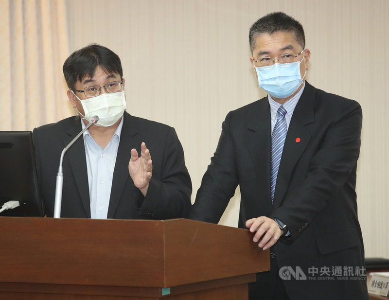立法院內政委員會12日邀請內政部長徐國勇(右)、營建署長吳欣修(左)等人列席,專題報告「工地主任管理機制」暨「營建工程之設計監造及營建管理」等,並備詢。中央社記者張新偉攝 110年4月12日