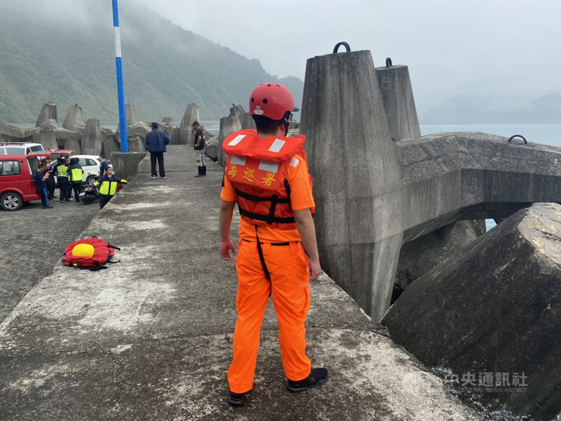 宜蘭一名黃姓男子12日前往東澳粉鳥林漁港釣魚後失聯,只見車子及釣具在岸上,海巡消防人員及救難團體13 日持續在港區附近擴大搜尋。(讀者提供)中央社記者沈如峰宜蘭縣傳真 110年4月13日