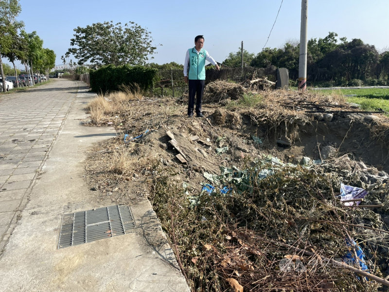 台中市南屯區環中路旁土地發現被偷倒廢棄泥土,台中市議員何文海接獲投訴認為有違法疑慮,要求市府應執行公權力,依法開罰。(何文海提供)中央社記者郝雪卿傳真 110年4月13日