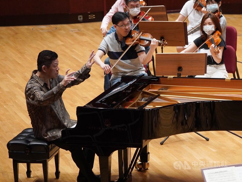 國際知名鋼琴家劉孟捷17日將與NSO國家交響樂團舉辦音樂會,擔任上半場鋼琴演出暨領奏,劉孟捷(前左)13日在國家音樂廳與樂團進行彩排。中央社記者徐肇昌攝 110年4月13日