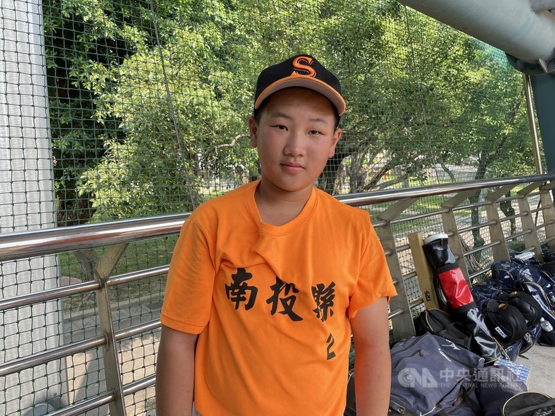 謝國城盃少棒錦標賽敗部賽事南投縣13日與新北市交手,南投縣廖信棠(圖)投打俱佳,先發好投、單場雙響砲貢獻6打點,率隊以15比5、4局拿勝。中央社記者謝靜雯攝 110年4月13日