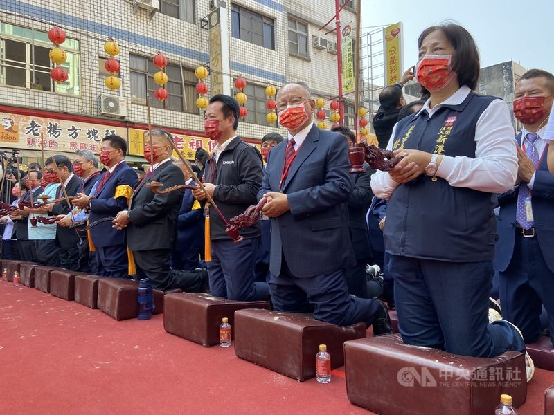 大甲媽祖祝壽大典13日上午在新港奉天宮前廣場舉行,嘉義縣長翁章梁(前右3)、新港奉天宮董事長何達煌(前右2)等人出席,一同向媽祖祈求解除台灣旱象、疫情遠離。中央社記者蔡智明攝 110年4月13日