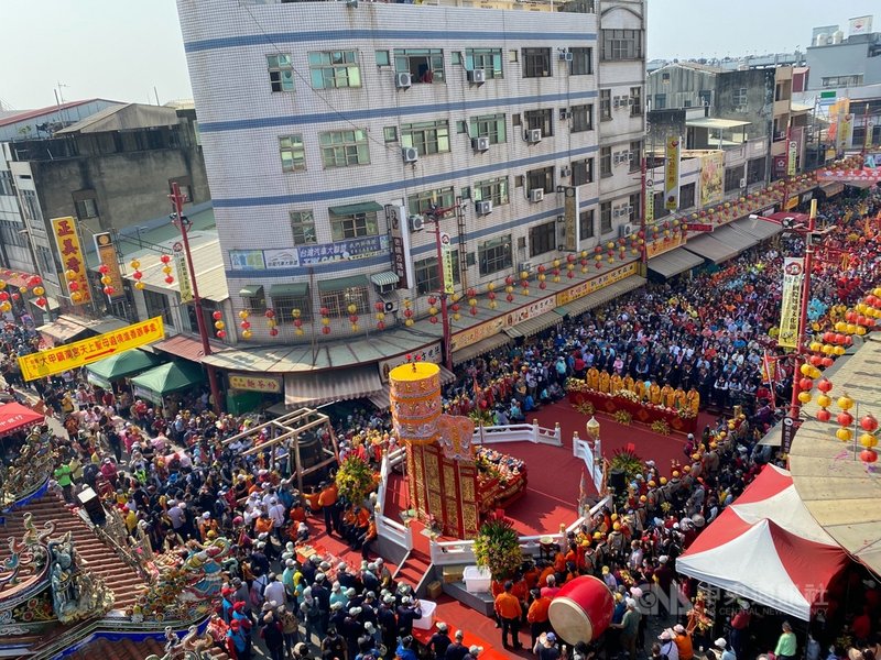 大甲媽祖祝壽大典13日上午在新港奉天宮前廣場舉行,數萬信眾參與誦經祝壽,祈求風調雨順、國泰民安。中央社記者蔡智明攝 110年4月13日