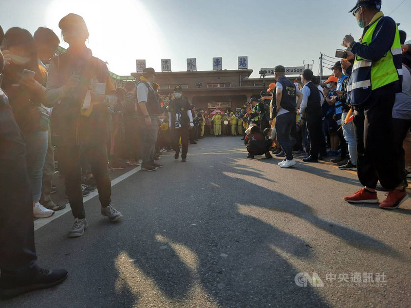 苗栗拱天宮白沙屯媽祖進香12日進入台中市清水區,鑾轎在星海路、中正路口停下,不斷擺動後衝進清水車站停駕。(民眾提供)中央社記者趙麗妍傳真 110年4月13日