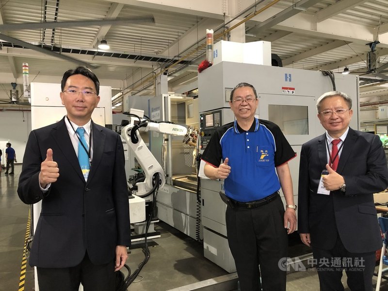 水五金廠隴鈦銅器導入智能自動化產線提高生產效率,上銀集團機械手臂和產線設計幫大忙。圖中為隴鈦銅器董事長吳佾達,左為上銀董事長卓文恒、右為大銀微系統總經理絲國一。中央社記者鍾榮峰攝 110年4月13日