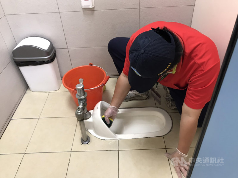 台灣鐵路管理局盼台南市各車站公廁品質達南市公廁最高評鑑標準「特優級」,13日特別在善化車站舉辦「清掃學習」,請來環保局向各車站公廁管理人員、委外清潔人員分享專業知識、管理經驗與及示範清潔技巧。(台南市環保局提供)中央社記者張榮祥台南傳真 110年4月13日