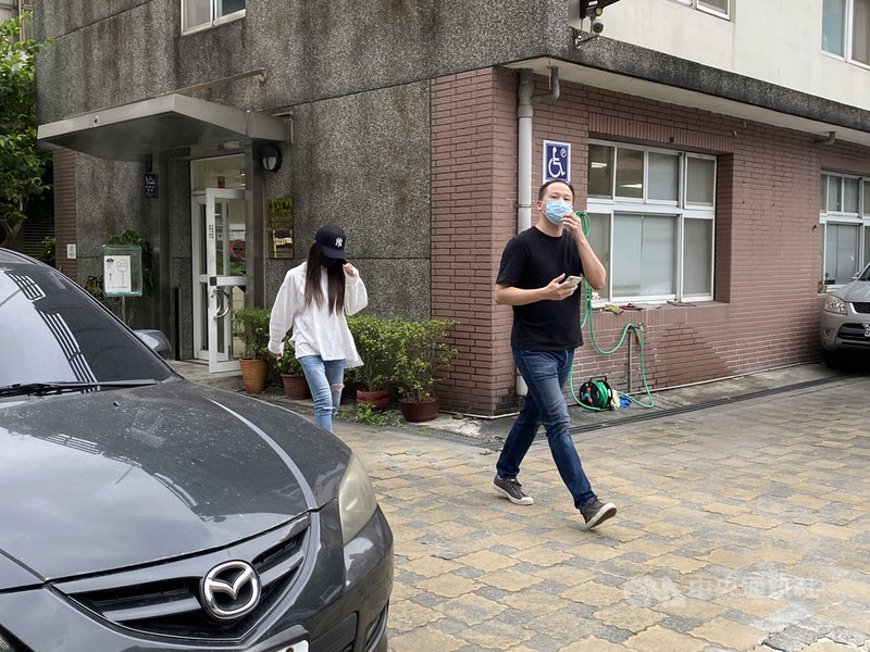 由於網路直播平台SWAG涉嫌播放妨害風化影片,且未分級供民眾付費觀賞,刑事局日前獲報後布線調查,並陸續約談相關人士到案。因拍攝捷運影片而備受關注的直播主「愛子」陳女(左)13日下午到案說明,面對媒體詢問均不發一語。中央社記者黃麗芸攝 110年4月13日