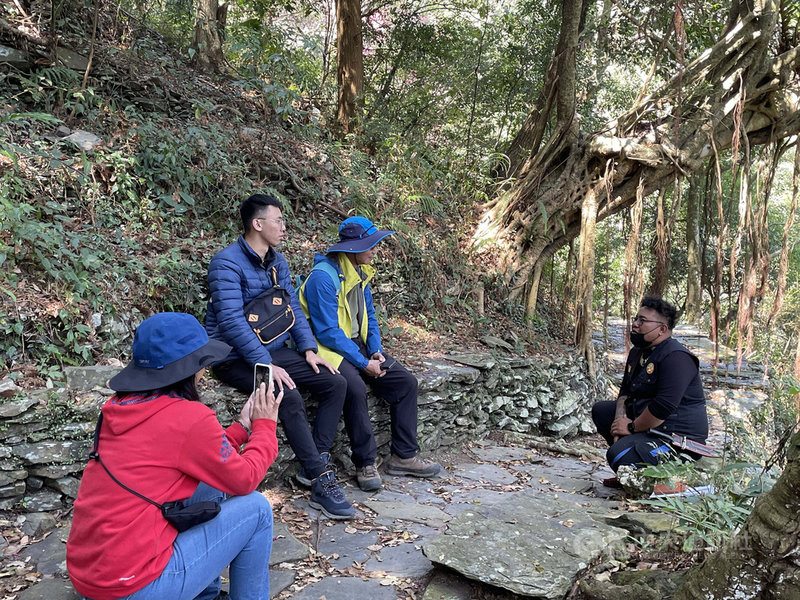 在屏東科技大學團隊與林務局屏東林管處的輔導生態經營下,屏東縣霧台鄉阿禮部落走過莫拉克風災,成功以生態經營復甦部落,並成立原鄉人文生態景觀區專業導覽團隊。圖為部落解說員為民眾提供古道導覽。(屏東科技大學提供)中央社記者郭芷瑄傳真 110年4月13日