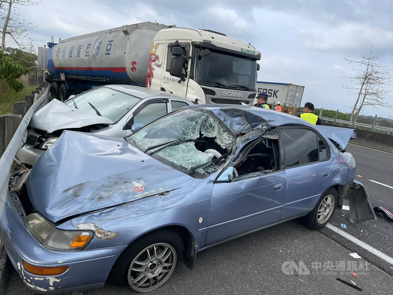 國道3號台南柳營南下路段13日下午發生1輛油罐車及3輛自小客車擦、追撞事故,車禍原因仍待調查釐清,現場計有5人受傷送醫。(台南市消防局提供)中央社記者張榮祥台南傳真 110年4月13日