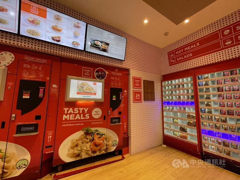 新加坡有各式各樣的販賣機,以東北部一處公共住宅為例,除了飲料販賣機,還有賣熱食的機器。攝於3月31日。中央社記者侯姿瑩新加坡攝 110年4月13日