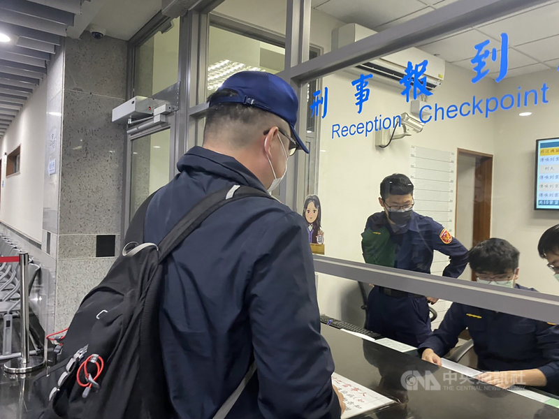 檢調持續偵辦台鐵太魯閣事故案,盼早日釐清真相。檢方13日下午再傳喚台鐵花蓮工務段工地主任熊德育(前)等人,持續釐清案情。中央社記者李先鳳攝 110年4月13日