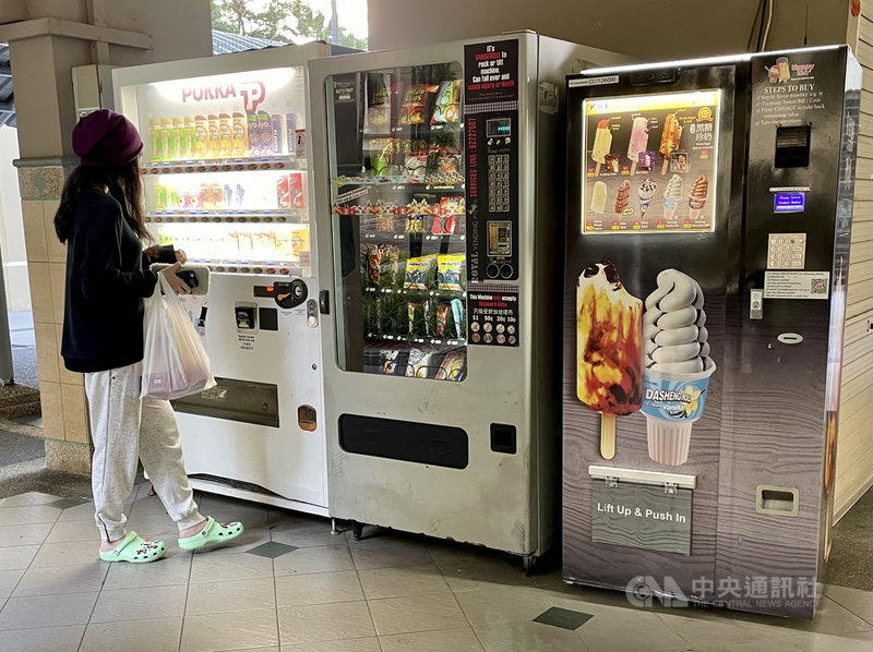 新加坡有各式各樣的販賣機,以東北部一處公共住宅為例,除了飲料販賣機,還有專賣台灣冰淇淋的機器。攝於3月31日。中央社記者侯姿瑩新加坡攝 110年4月13日