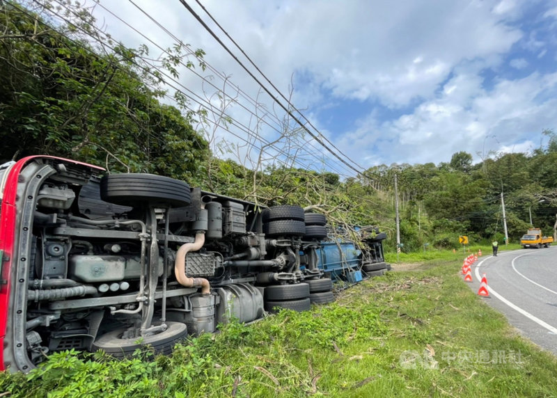 一輛載滿水泥粉的曳引車13日下午行經花蓮瑞穗鄉省道台9線263.5公里處,疑車速過快失控衝出車道翻覆。(花蓮縣警察局提供)中央社記者李先鳳傳真 110年4月13日