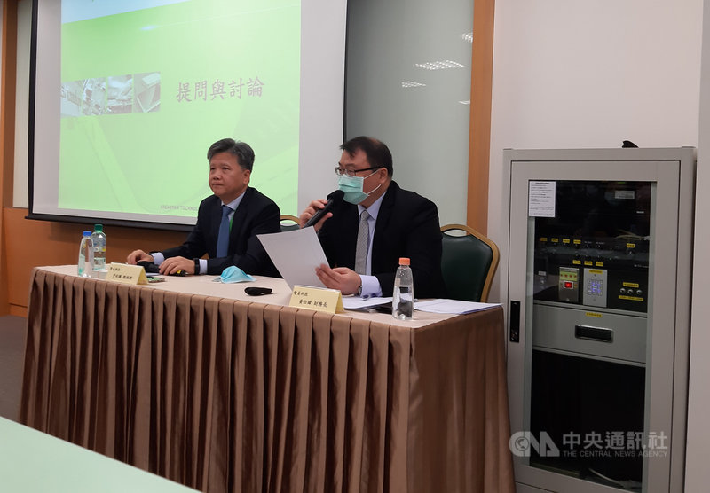 網通廠智易科技總經理曾釗鵬(左)13日在法人說明會表示,越南新廠預計第3季完工,第4季可大量生產,新廠完工後將再視生產成本及實際需求做調整。右為財務長黃仕緯。中央社記者潘智義攝 110年4月13日