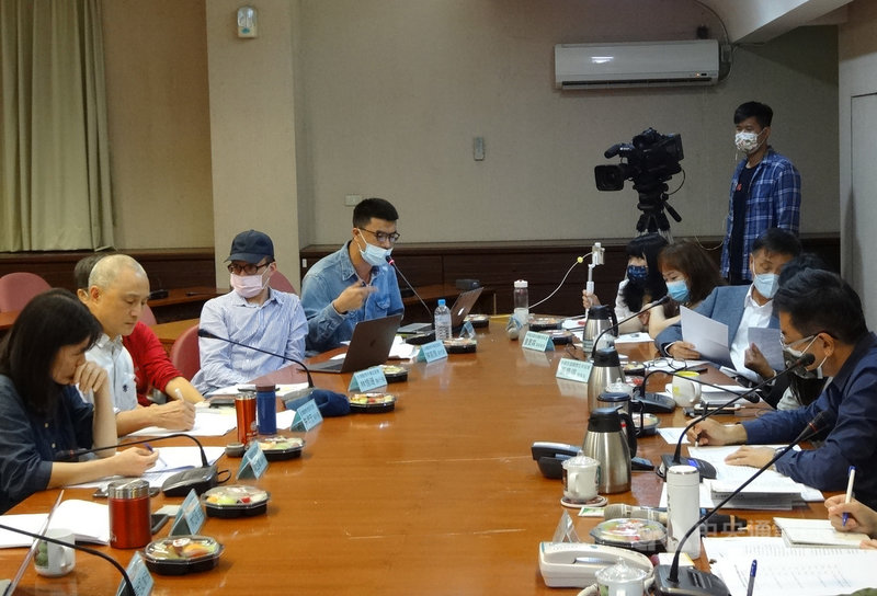 林務局13日邀請動保團體會商野保法修法內容,但會議討論逾3小時,雙邊僅就第19條全面禁用獸鋏等技術管理有共識。林務局長林華慶表示,立法院二、三讀前會跟立委討論修正為全面禁用獸鋏,即農民、原住民都不得使用。中央社記者楊淑閔攝 110年4月13日