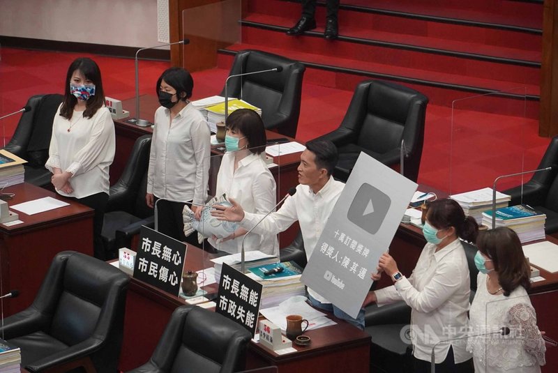 高雄市13日清晨發生槍擊案。國民黨市議員宋立彬(右3)在議會質詢時,指市長陳其邁及團隊市政失能,卻用很多時間在拚網路聲量,並以「市長無心 市民傷心」等看板批治安、工安亮紅燈。中央社記者董俊志攝 110年4月13日