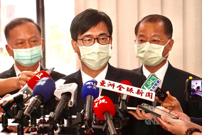 高雄市仁武區一間「權利車」行13日遭人駕車衝撞,朝屋內掃射約10槍,4人中彈。市長陳其邁(中)表示,已要求警方清查新興角頭。中央社記者董俊志攝 110年4月13日