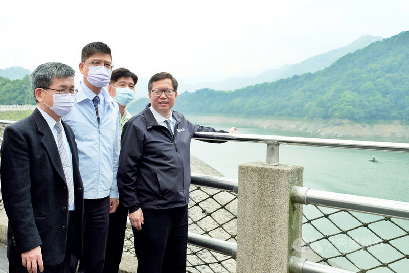 桃園市長鄭文燦(右)13日出席見證在石門水庫舉行的「桃園地區埤塘水源擴大使用合作意向」簽署儀式,鄭文燦表示,市府109年10月起就超前布署,制定4種備援水源使用計畫,其中埤塘水部分,除供應桃三灌區外,還反向供水給水廠。中央社記者吳睿騏桃園攝 110年4月13日