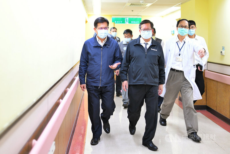 交通部長林佳龍(前左)與桃園市長鄭文燦(前中)13 日前往敏盛綜合醫院,探視台鐵太魯閣號事件受傷桃園市民。中央社記者吳睿騏桃園攝 110年4月13日