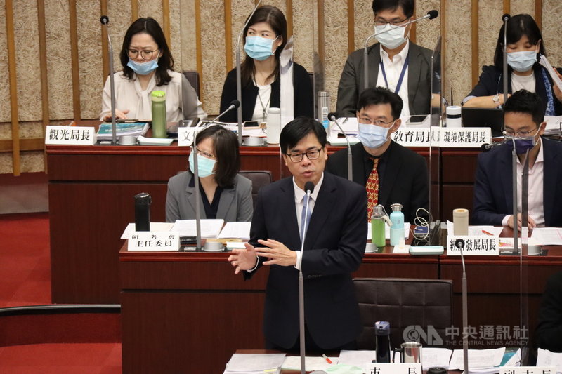 高雄市長陳其邁(前)13日表示,增加綠電及燃氣機組是努力的目標,盼中央能給予努力的地方政府回饋,建議能源政策要兼顧區域平衡。中央社記者王淑芬攝 110年4月13日