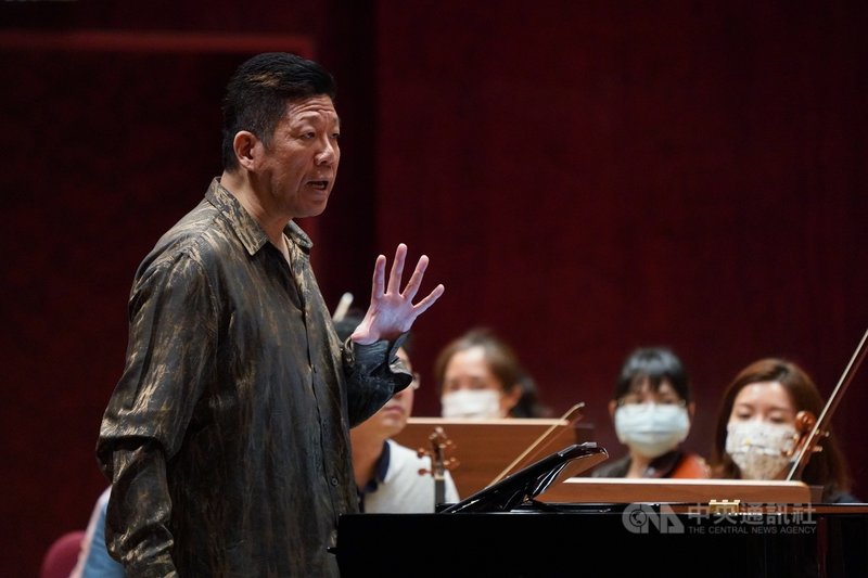 鋼琴家劉孟捷(前左)17日將與NSO國家交響樂團舉辦音樂會,13日在國家音樂廳為演出彩排。中央社記者徐肇昌攝 110年4月13日