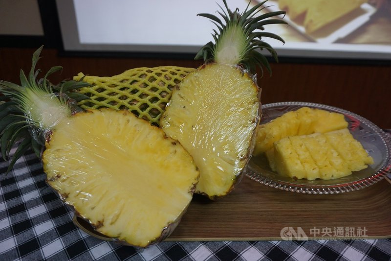 金門縣農會和台灣好農平台合作,並與產地台南關廟農民接軌,直送新鮮優質的金鑽鳳梨,每箱10公斤、限量300箱,13日起到19日接受預訂,20日開始發售。中央社記者黃慧敏攝 110年4月13日