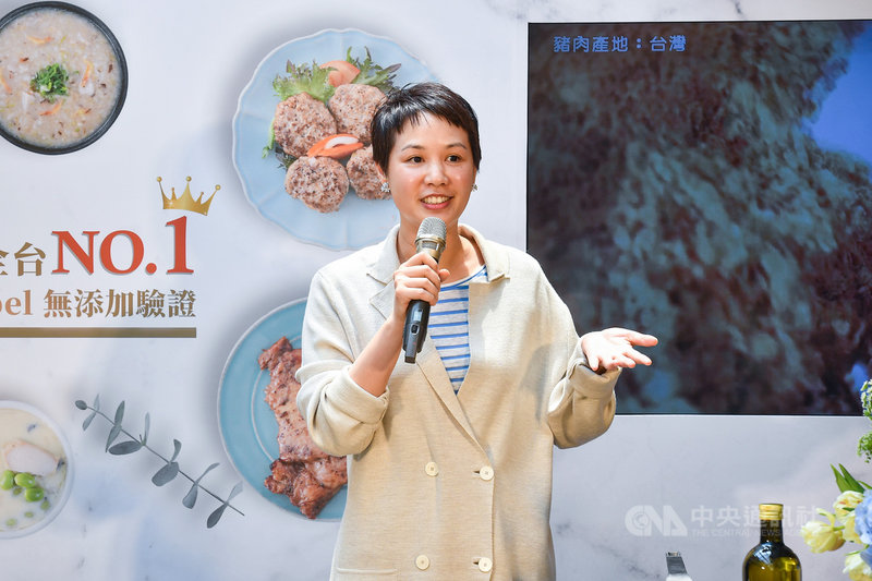 永豐餘生技旗下GREEN&SAFE13日舉行記者會,宣布自有商品共計有235支、37個加工廠生產線,通過荷蘭「國際A.A. Clean Label無添加」驗證,總經理何奕佳出席致詞。中央社記者鄭清元攝 110年4月13日