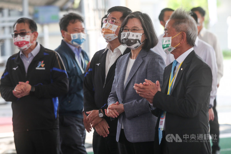 高雄國家運動訓練中心13日舉辦「東京奧運倒數100天」宣誓活動,總統蔡英文(前右2)到場為選手、教練加油打氣,並與教育部長潘文忠(前右3)等人訪視了解選手訓練情形。中央社記者吳家昇攝 110年4月13日
