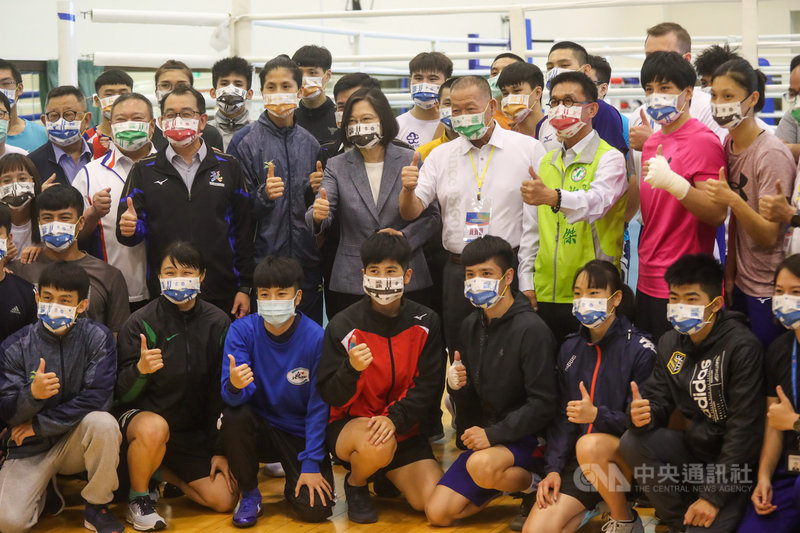 總統蔡英文(2排右5)13日南下高雄訪視國家運動訓練中心,在視察選手訓練備戰情況時,與拳擊隊選手、教練等人開心合影。中央社記者吳家昇攝 110年4月13日