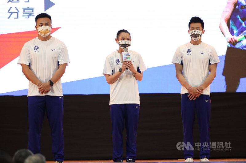 國家運動訓練中心13日舉辦「東京奧運倒數100天宣誓活動」,「鞍馬王子」李智凱(右)、羽球球后戴資穎(中)、標槍好手鄭兆村(左)分享備戰奧運心得。中央社記者吳家昇攝 110年4月13日