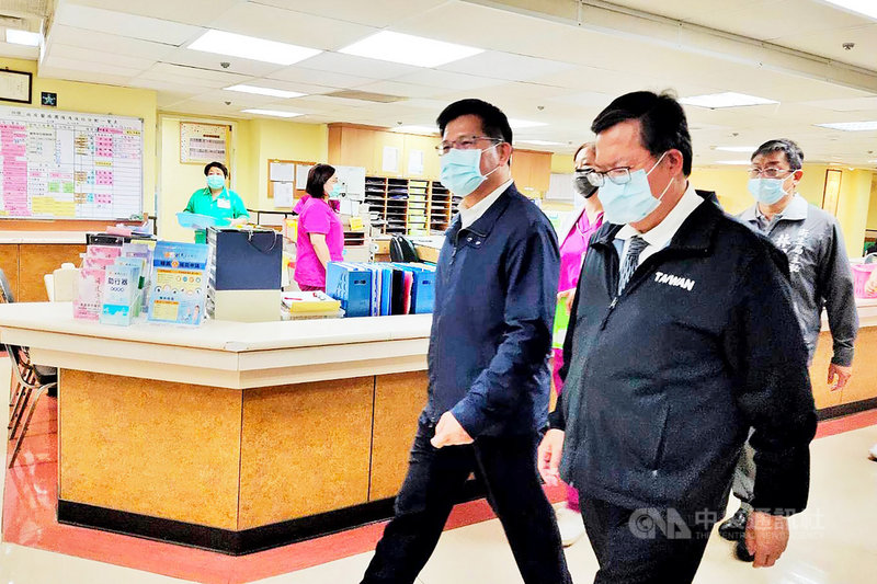 交通部長林佳龍(前右2)與桃園市長鄭文燦(前右)13日前往醫院探視台鐵太魯閣號事故受傷民眾,林佳龍受訪時指出,他既然在第一時間請辭且遞出辭呈,就是要負起完全的責任。中央社記者吳睿騏桃園攝 110年4月13日