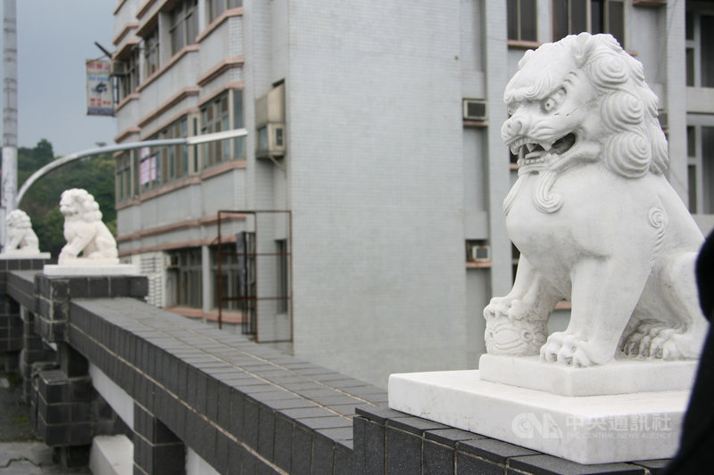 花蓮市尚志橋上立有150隻石獅像,均以純白色大理石精雕而成,表情、姿態與造型各異,頗具特色;但市公所13日發現2隻石獅不翼而飛,已報警處理。市長魏嘉賢指出,石獅有如公共藝術,盼警方能盡快找回,也希望大家能愛護公共藝術。中央社記者李先鳳攝 110年4月13日