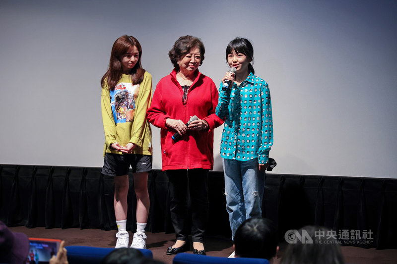 金馬影后陳淑芳(中)日前和演員陳姸霏(左)、白小櫻(右)一起觀賞電影「夢想之地」,陳淑芳謙虛表示,自己是抱著上課心情來跟韓國演員尹汝貞學習,她也被尹汝貞演技打動而溼了眼眶。(傳影互動提供)中央社記者葉冠吟傳真 110年4月13日