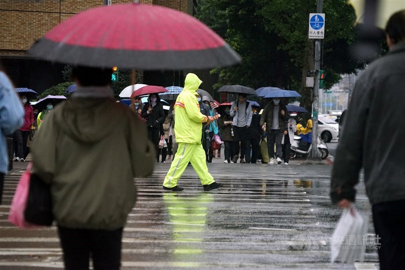 13日晚上鋒面通過及東北季風增強,北台灣氣溫會逐漸下降,除東半部有局部降雨外,北部地區及中南部山區也陸續會雲量增加、有局部短暫陣雨。(中央社檔案照片)